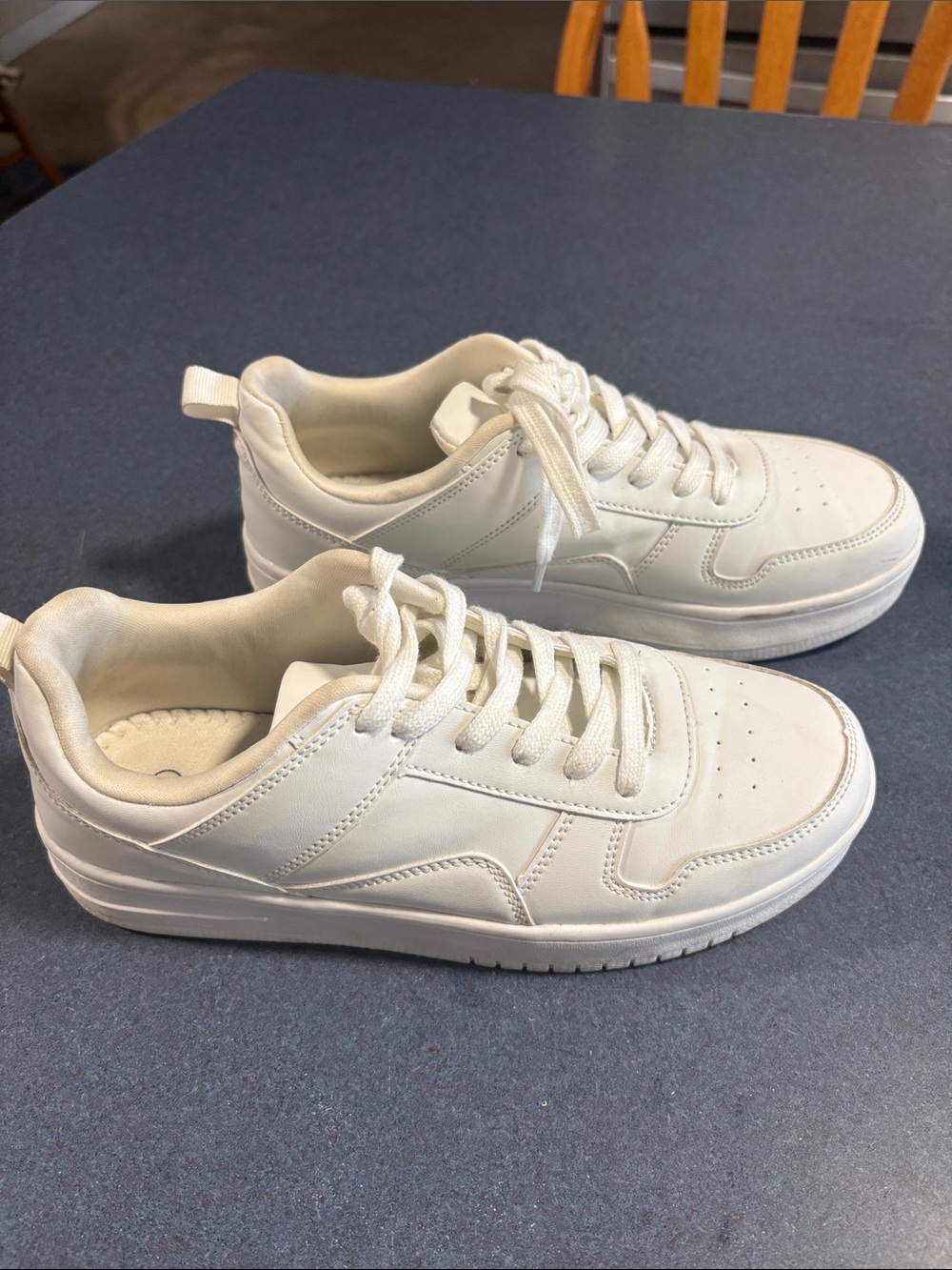 Casual Low-Top Sneakers in White